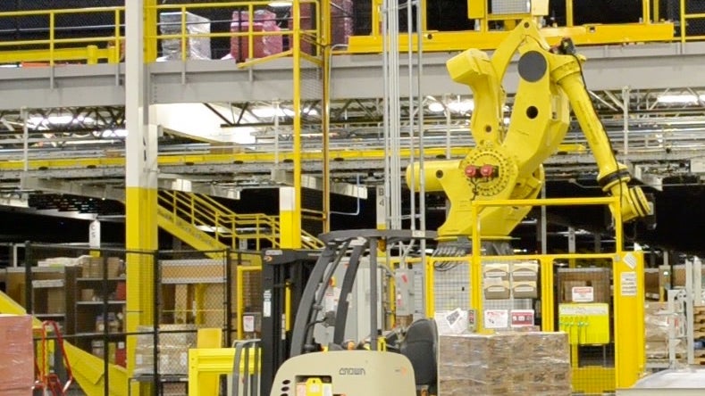 Ein Roboter-Arm im Warenlager von Amazon. (Foto: Jochen G. Fuchs) Amazon: Vollautomatischer Versand braucht noch Zeit, automatisierte Kündigung funktioniert schon