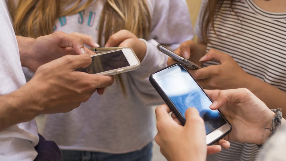 Eine Altersschätzung von Google soll Kinder und Jugendliche vor nicht altersgerechten Inhalten schützen. (Foto: carballo/ Shutterstock) Jugendschutz: Wie Google künftig das Alter seiner Nutzer einschätzen will – und was im Verdachtsfall passiert