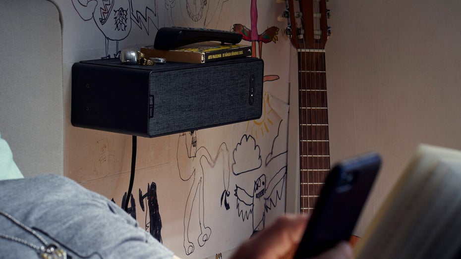 Ikea Symfonisk Regalspeaker an der Wand als Nachttisch (Foto: Ikea)
