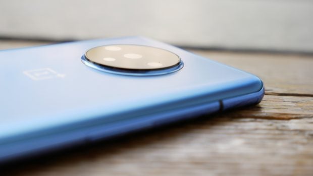 Die Kamera des Oneplus 7T lugt ein Stück weit aus dem Gehäuse. (Foto: t3n)
