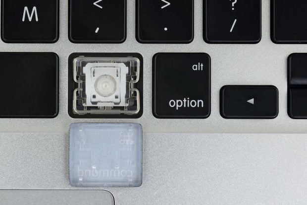 Prä-Butterfly: Das Keyboard des Macbook Pro 2015. (Foto: iFixit)