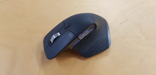 Logitech MX Master 3 auf Schreibtisch.