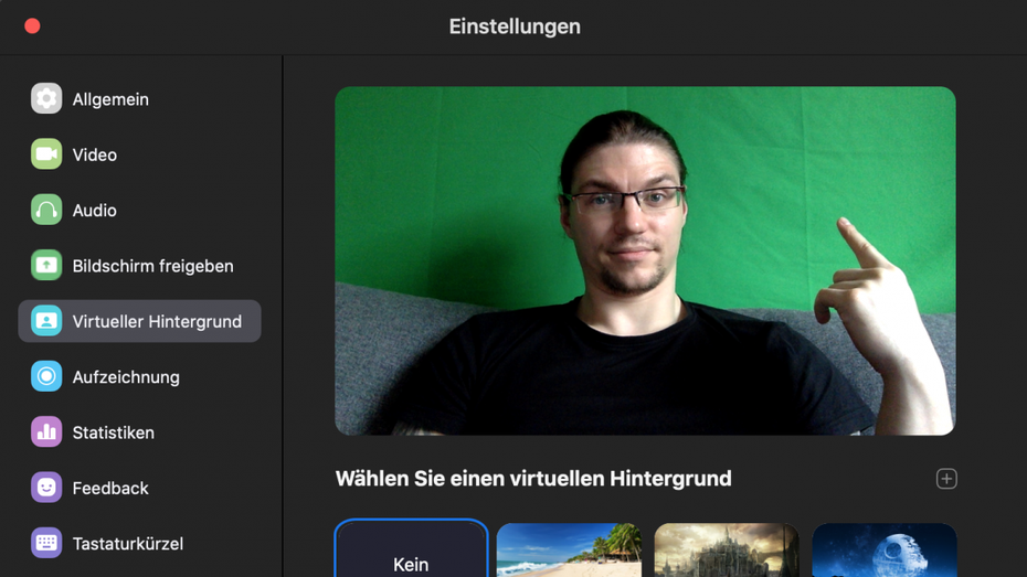 Am besten und hardware-schonendsten funktionieren die virtuellen Hintergründe mit einem Greenscreen, der in eurem Rücken hängt. (Screenshot: t3n)