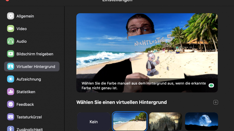 Setzt ihr einen Greenscreen ein, solltet ihr auf Objekte achten, die die gleiche Farbe wie euer Hintergrund haben – sie werden mit ausgeblendet. Hier ein grünes Buch, das gleiche gilt für Klamotten. (Screenshot: t3n)