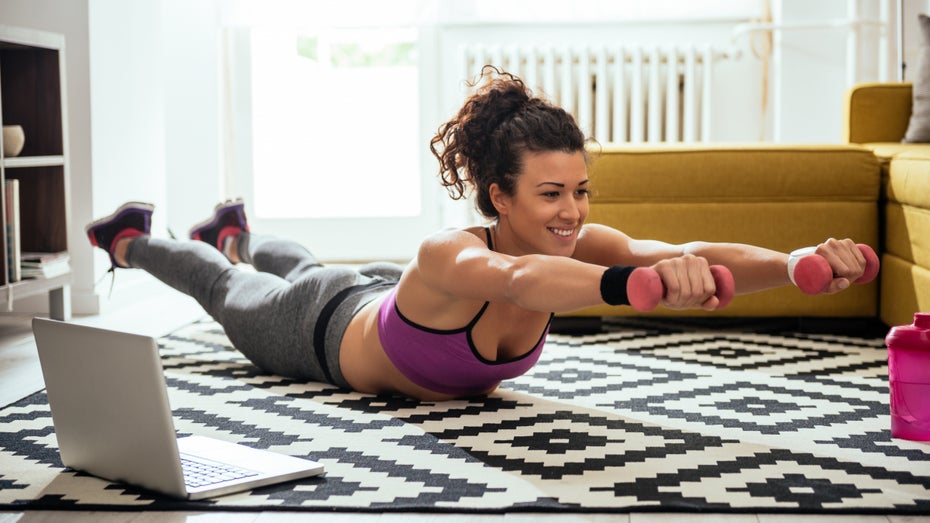 Fit trotz Corona: 3 Full-Body-Workouts für Bewegung im Homeoffice