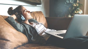 Aktien, ETF, Krypto: Diese Podcasts machen dich im Umgang mit Geld smarter Aktien, ETF, Krypto: Diese Podcasts machen dich im Umgang mit Geld smarter