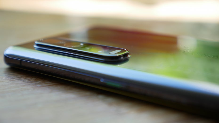 Durch die weit herausstehende Kamera des Oppo Find X2 Pro wackelt das Gerät auf ebener Fläche merklich – durch ein Case wird das Problem gemindert. (Foto: t3n)