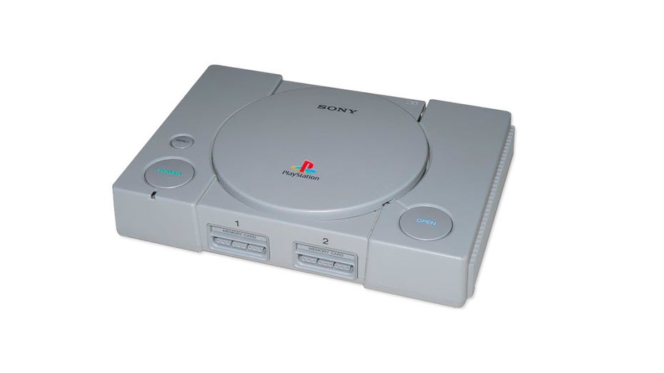 Die Playstation 1 (PS one) wurde 1995 auf den Markt gebracht und ist die erste Spielekonsole, von der mehr als 100 Millionen Einheiten weltweit verkauft wurden. Ihr Design ist klar auf das Kinderzimmer orientiert. Große runde Knöpfe zeugen von einer jungen Zielgruppe. (Bild: Sony)