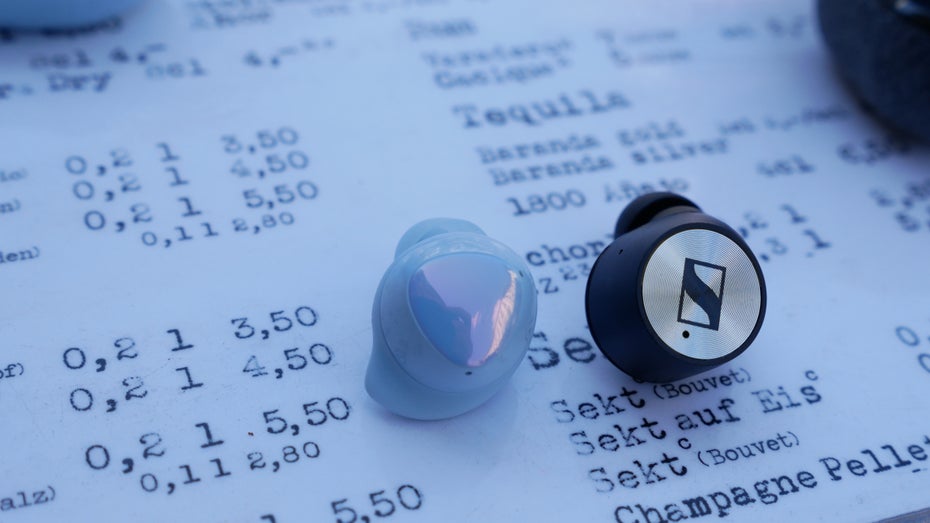 Größenvergleich: Samsung Galaxy Buds Plus neben den Sennheiser Momentum TW 2. (Foto: t3n)