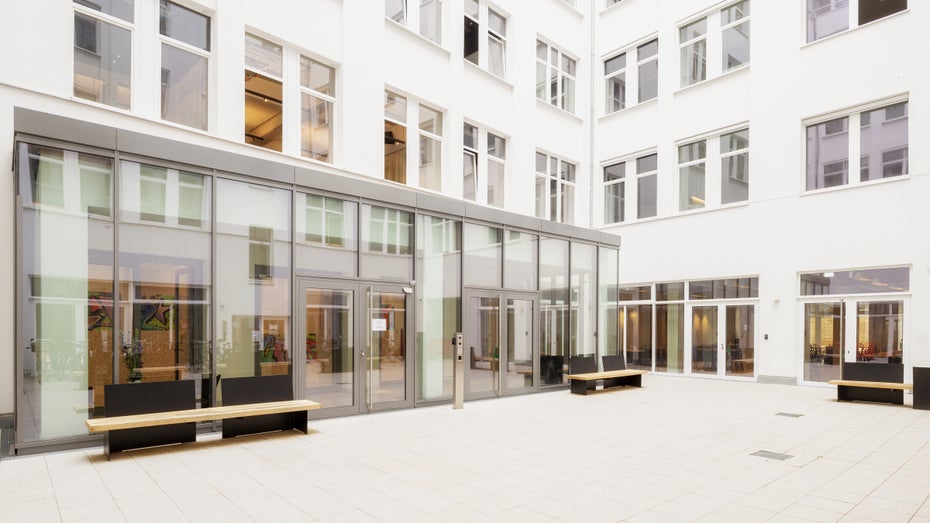 In das Büro gelangt man über den Hinterhof. (Foto: Klarna)