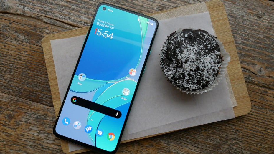 Oneplus 8T im Hands-On: Neues Top-Smartphone kommt mit 65-Watt-Druckbetankung