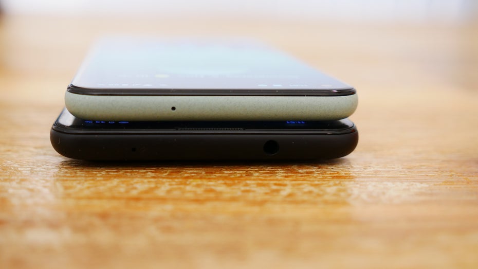 Pixel 5 vs. 4a 5G – nur das günstigere Modell hat eine Kopfhörerbuchse verbaut. (Foto: t3n)