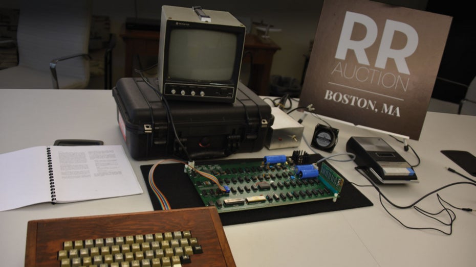 Der Apple 1 ist in einem hervorragenden Zustand, voll funktionsfähig und kommt mit allerlei Zubehör. (Screenshot: RR Auction/t3n)
