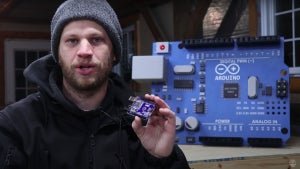 Bastler baut riesigen Arduino – und der funktioniert sogar Bastler baut riesigen Arduino – und der funktioniert sogar