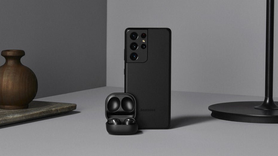 Samsung Galaxy S21 Ultra mit Galaxy Buds Pro. (Foto: Samsung)