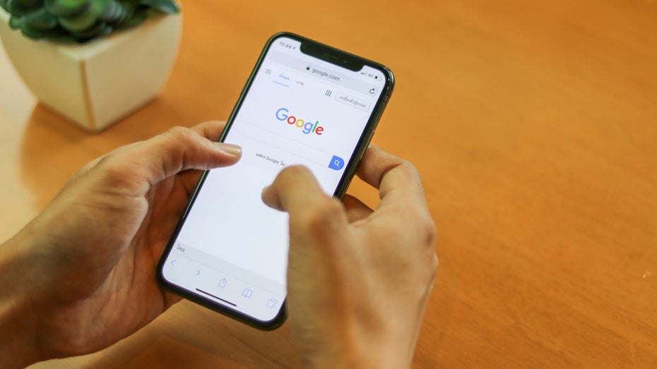 Mit Spam-Updates will Google die Suche sicher und frei von betrügerischen Websites halten. (Foto: meiwphotographer / Shutterstock.com) Google-Suche auf einem Smartphone