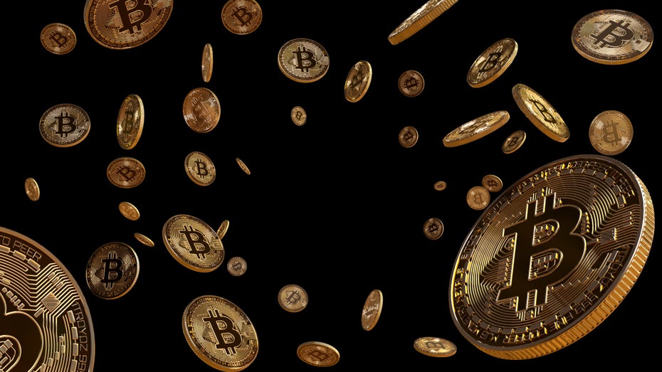 Fallender Bitcoin: Die Prognosen für die Krypto-Leitwährungen sehen schlecht aus. (Grafik: phanurak rubpol / Shutterstock) Anleger und Investoren: Bitcoin-Preis könnte sich halbieren