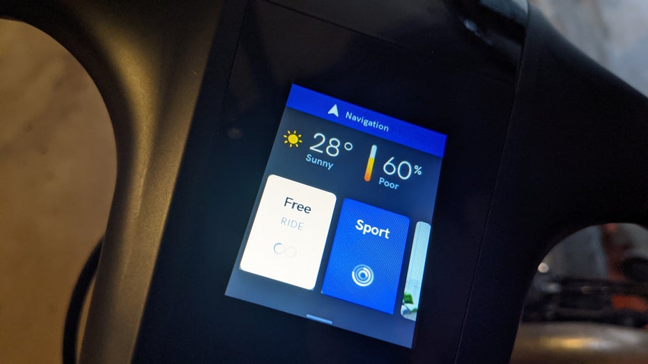 Ein Blick aufs Display des Angell Bikes: Ihr könnt zwischen den Modi Free und Sport wählen. Zudem werden eure festgelegten Orte zur Navigation angezeigt. Wetter und Luftqualität gehören zu den den Standardinformationen. (Foto: t3n)