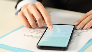 Kultur oder eher Kult?! Mehr Agilität im Unternehmensalltag statt Buzzword-Bingo Kultur oder eher Kult?! Mehr Agilität im Unternehmensalltag statt Buzzword-Bingo