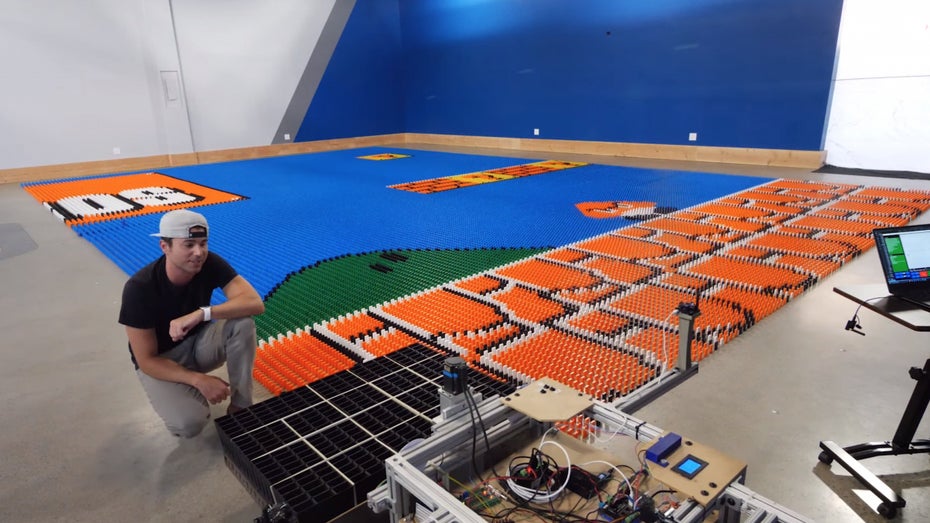 Weltrekord: Roboter baut 100.000 Dominosteine in 24 Stunden auf