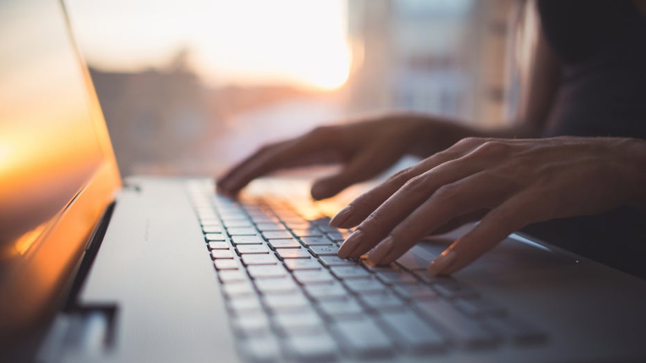 Slack, Teams, Whatsapp? Wieso wir wieder E‑Mails lieben sollten Slack, Teams, Whatsapp? Wieso wir wieder E‑Mails lieben sollten