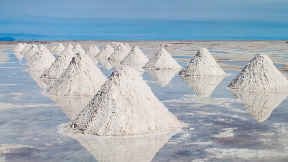 Lithiumabbau: Salzpyramiden im bolivianischen Salzsee Uyuni. (Foto: Matyas Rehak/Shutterstock) Investitionsmöglichkeit Lithium: Begehrt, knapp und teuer