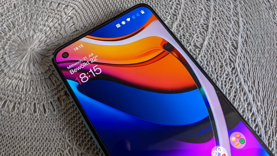 Das 90-Hertz-Display des Oneplus Nord 2 5G liefert gute Farben, ist aber nicht so hell wie das des teureren Oneplus 9 Pro. (Foto: t3n)