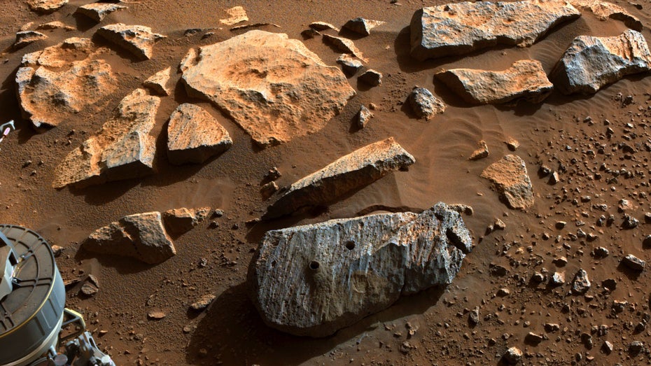Aus diesem Stein namens „Rochette“ hat Perseverance Proben entnommen. (Bild: NASA/JPL-Caltech) Perseverance: Gesteinsproben vom Mars deuten auf lebensfreundliches Umfeld