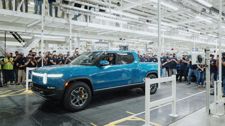 Der erste Serien-Truck vom Typ R1T rollte in der Farbe „rivian-blau“ aus der Fertigungsstraße. (Foto: Rivian) Rivian: Erster vollelektrischer Pickup R1T rollt vom Band