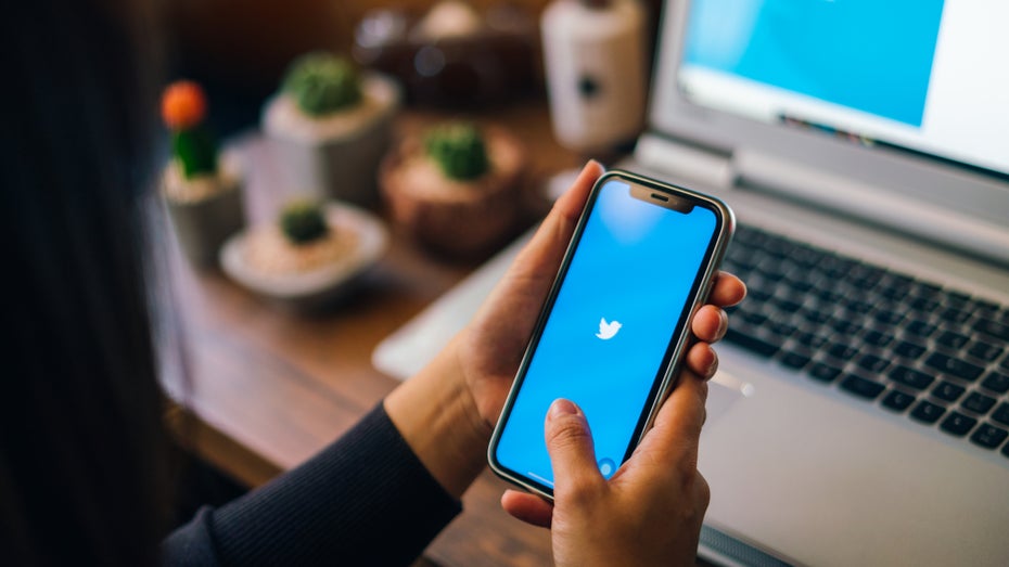 Twitter knallt Ads mitten in Diskussionen – aber Creators könnten mitverdienen