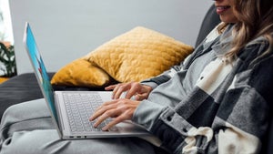 „Leichtestes 14-Zoll-OLED-Notebook der Welt”: Lenovo stellt Yoga Slim 7 Carbon vor