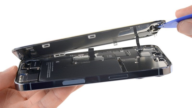 Reparatur eines Iphones? Das ist gar nicht so einfach. (Foto: iFixit) Apple lenkt ein: Update für iPhone 13 ermöglicht Display-Wechsel