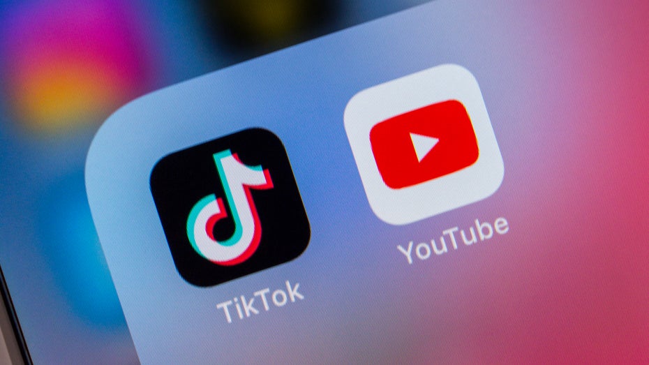 Youtube stellt Nutzer:innen regelmäßig vor dasselbe Problem. (Bild: Koshiro K/ Shutterstock.com) Hacking unerwünscht: Tiktok löscht How-tos und Tutorials