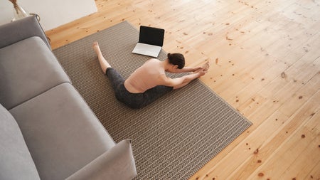 Fit im Homeoffice: Eine Expertin verrät, wie du trotz Couch-Nähe in Bewegung bleibst Fit im Homeoffice: Eine Expertin verrät, wie du trotz Couch-Nähe in Bewegung bleibst