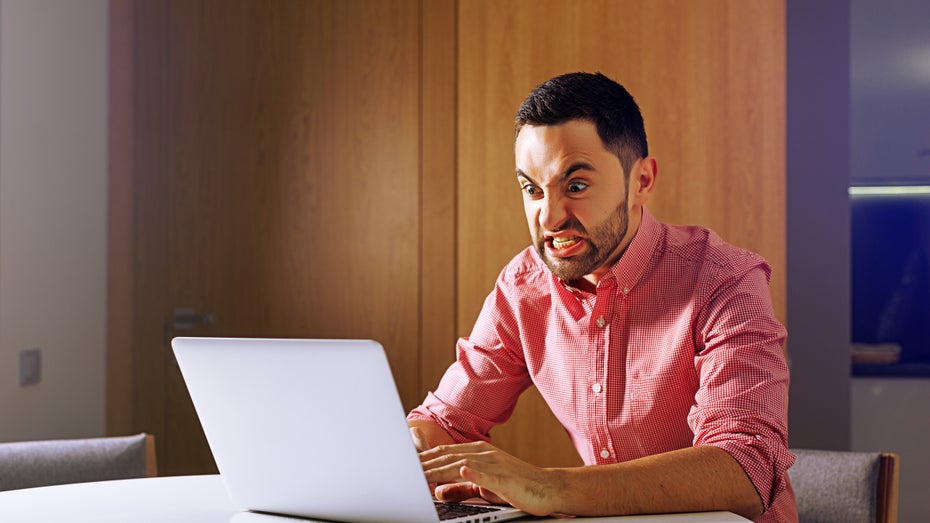 Menschen, die passioniert Kommentare schreiben, können wertvoll für Diskurs und Performance sein – oder für eingeschränkte Anzeigen verantwortlich sein. (Foto: Oleksii Fedorenko / Shutterstock) Google veröffentlicht Infografik und Troubleshooter zu User-Generated-Content