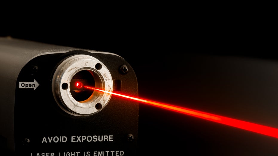 Ein Laser – sieht cool aus, kann auch zum Hacken verwendet werden. (Foto: Doug McLean / Shutterstock) Projekt LaserShark: IT-Forschende hacken mit Lasern