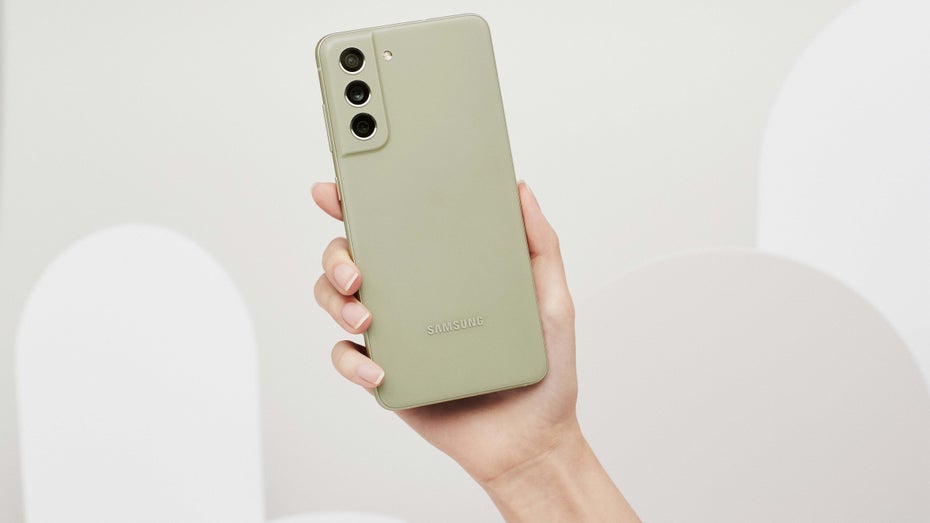 Galaxy S21 FE: Samsung kündigt neues Oberklasse-Modell mit Android 12 ab Werk an Galaxy S21 FE: Samsung kündigt neues Oberklasse-Modell mit Android 12 ab Werk an