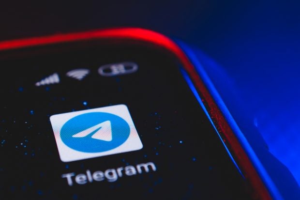 Ein Smartphone mit dem Telegram-Logo