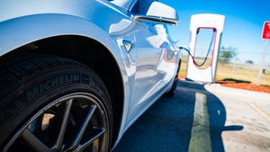 Tesla reagiert klammheimlich auf Chipmangel, liefert Autos ohne autonome Fahroption aus