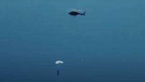 Mit einem Hubschrauber: Rocket Lab will abstürzende Rakete abfangen