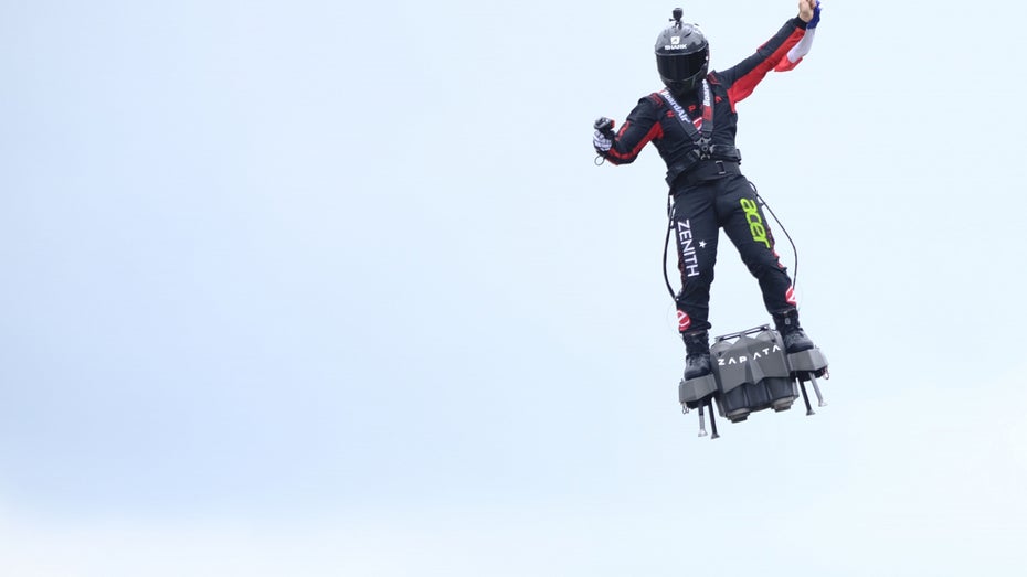 Jetboard-Stunt geht schief: Heftiger Absturz mit glimpflichem Ausgang Jetboard-Stunt geht schief: Heftiger Absturz mit glimpflichem Ausgang