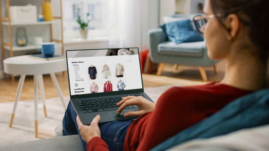 Twitter integriert Shopify-Shops. (Foto: Gorodenkoff / Shutterstock.com) Twitter Shopping: Kurznachrichtendienst integriert Shopify-Schaufenster