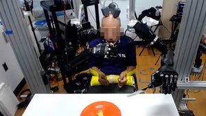 Gehirn-Interface hilft gelähmtem Mann, Roboterarme zu bewegen