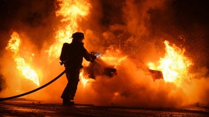 Brennendes E-Auto zerstört Wohnhaus – Solaranlage am Dach erschwert das Löschen Brennendes E-Auto zerstört Wohnhaus – Solaranlage am Dach erschwert das Löschen