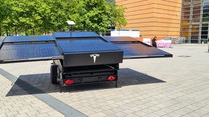 Tesla zeigt Solaranhänger mit integrierter Starlink-Schüssel in Hannover Tesla zeigt Solaranhänger mit integrierter Starlink-Schüssel in Hannover