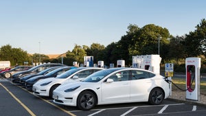 Es stehen so viele unverkaufte Teslas herum, dass du sie aus dem Weltall sehen kannst