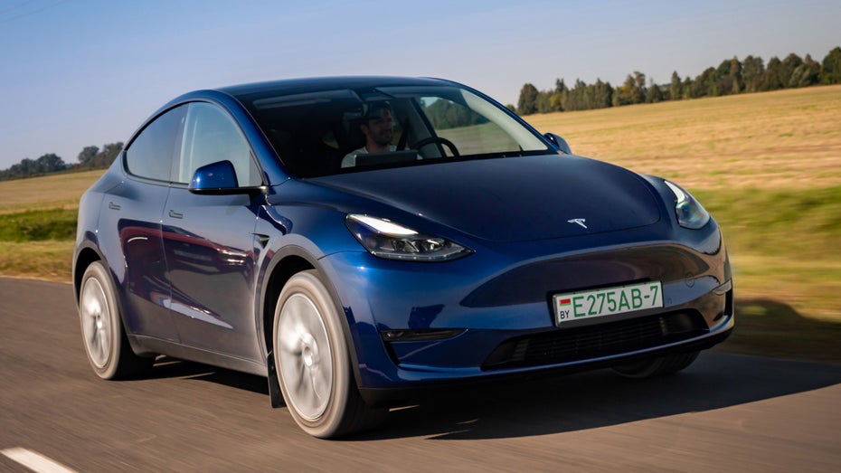 Normalerweise hat das Tesla Model Y kein Solardach. Es lässt sich aber nachrüsten. (Foto: Yauhen_D / Shutterstock.com / Shutterstock.com) Sinnlos oder gute Idee? Tesla-Fahrer baut sich ein Solardach für sein Model Y