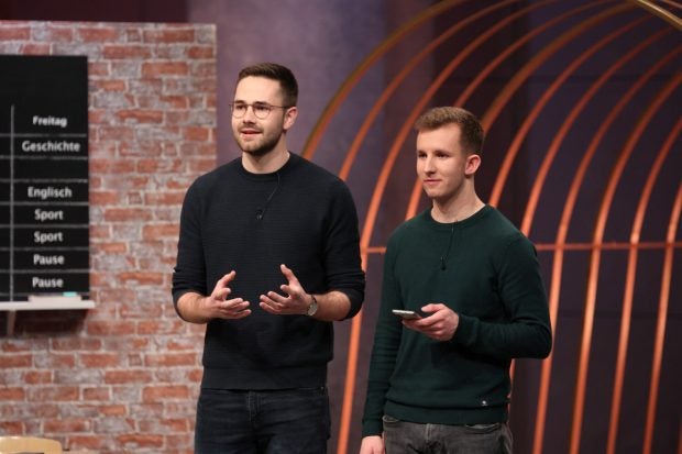 Benjamin Schliebener (links) und Moritz Beier pitchen eine Finanzapp für Kinder 