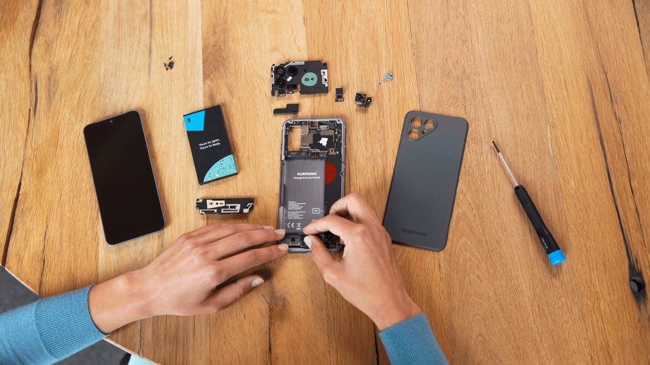 Auch Smartphones können modular und einfach zu reparieren sein, wie Fairphone mit seiner inzwischen fünften Gerätegeneration zeigt. (Foto: Fairphone) Smartphones reparieren: Der Druck auf die Hersteller wird immer größer