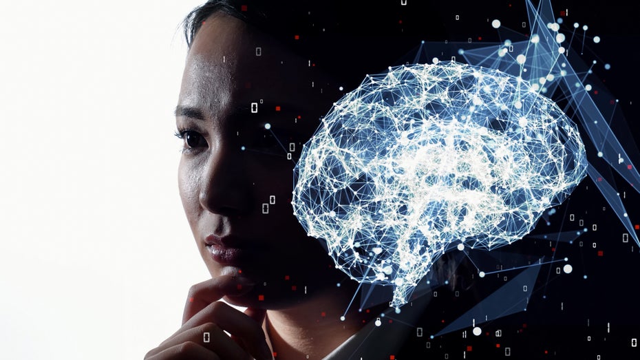 Das Sprachmodell GPT-4 wirkte in der Studie überzeugender als ein menschlicher Diskussionspartner. (Bild: Shutterstock / metamorworks) Das Gesicht einer Frau, direkt daneben die Grafik eines Gehirns.